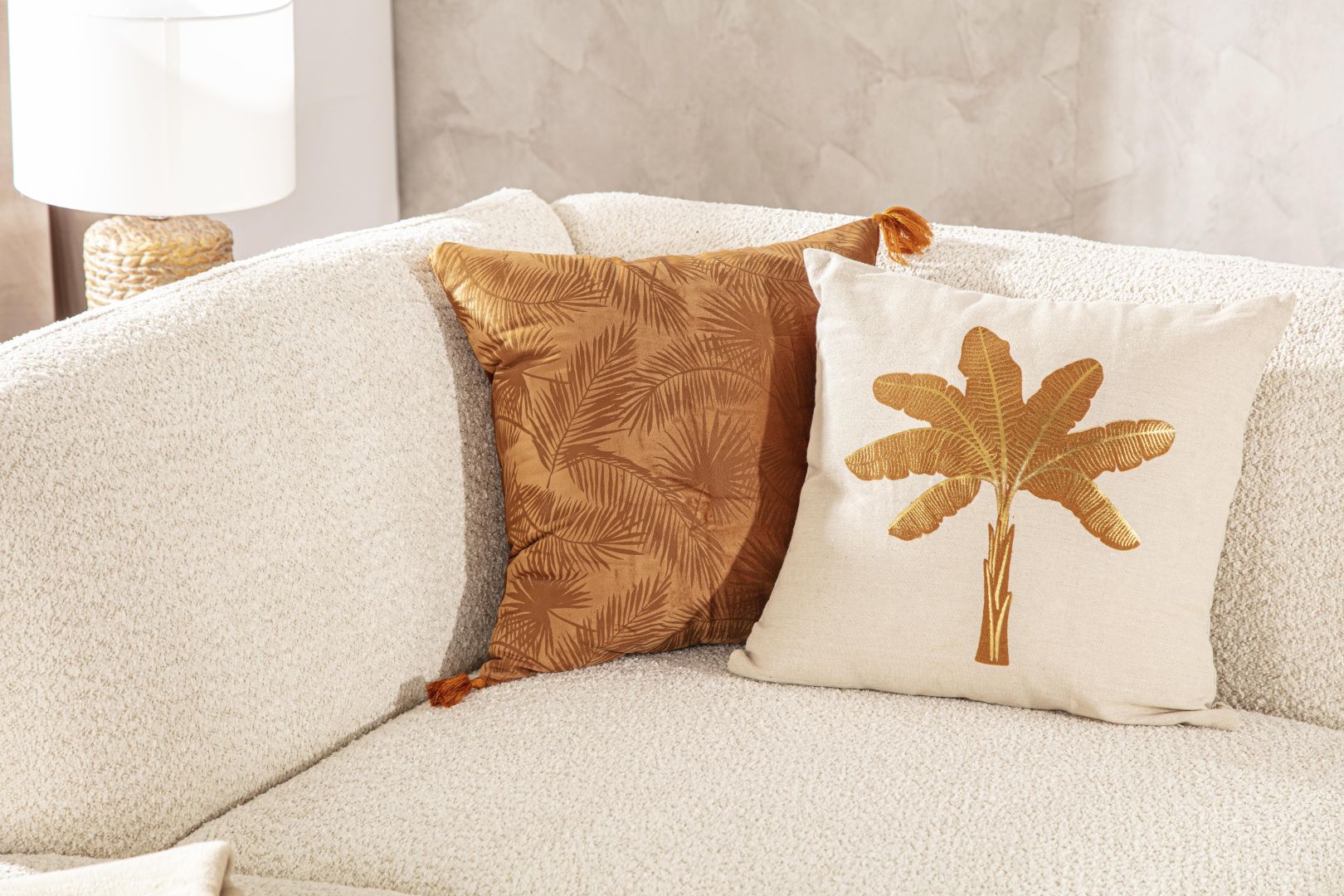 Poduszki dekoracyjne nie tylko zapewniają wygodę, lecz także dzięki swoim wyjątkowym wzorom, dodają aranżacjom stylowego wyglądu. 