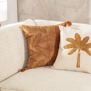 Poduszki dekoracyjne nie tylko zapewniają wygodę, lecz także dzięki swoim wyjątkowym wzorom, dodają aranżacjom stylowego wyglądu. 