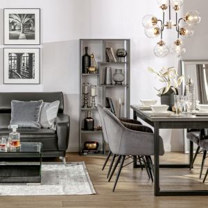 Sofa nie zajmuje dużo przestrzeni, zapewniając jednocześnie wystarczającą ilość miejsca do wygodnego wypoczynku uczestników seansu.