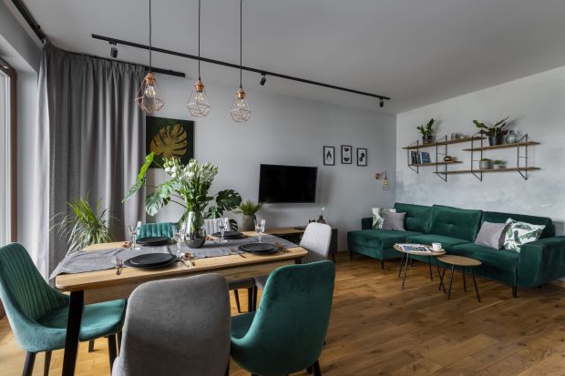 Mieszkanie o powierzchni 45 m² znajduje się na warszawskim Żoliborzu. Jest małe, ale bardzo wygodne. We wnętrzu elegancki, szmaragdowy odcień zieleni piękne łączy się z naturalnym, dębowym drewnem, gołębią szarością, akcentami czerni ora