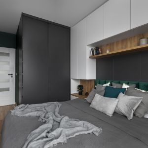 Sypialni ze względu na niewielki metraż mieszkania, pełni również funkcję garderoby. Projekt wnętrza: ATUT Architektura Wnętrz. Zdjęcia: Paweł Biedrzycki, Kąty Proste