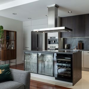 Salon połączony jest z kuchnią oraz z jadalnią. Projekt wnętrza i zdjęcia: KODO Projekty i Realizacje Wnętrz