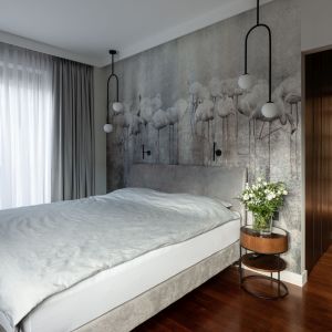 Tapeta Wonderwall zdobi ścianę za łóżkiem w sypialni. Projekt wnętrza i zdjęcia: KODO Projekty i Realizacje Wnętrz