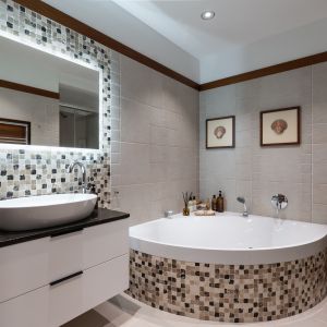 Wygodna łazienka z wanną i prysznicem. Projekt wnętrza i zdjęcia: KODO Projekty i Realizacje Wnętrz