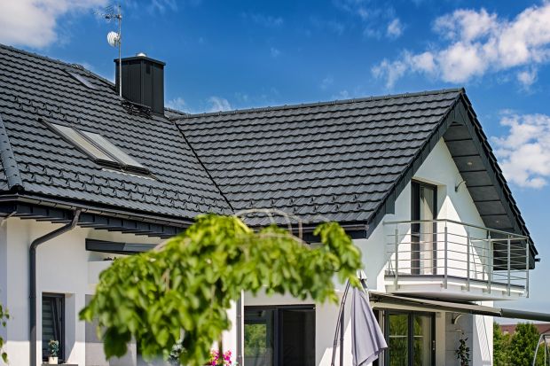 Jak zapłacić mniej za materiały oraz samą budowę dachu? Czy i w jaki sposób kształt dachu oraz jego wysokość mają wpływ na jego cenę? W artykule znajdziesz wskazówki, jak oszczędzić przy budowie domu!