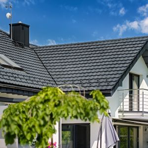 Koszt dachu można ograniczyć,  decydując się na dach o prostej konstrukcji (na przykład jedno lub dwuspadowy), pozbawiony załamań, okien oraz dodatkowych form architektonicznych. Fot. mat. prasowe Creaton