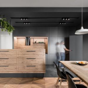 Przytulna kuchnia z jadalnią. Projekt wnętrz: Aleksandra Kurc, Maka.Studio. Zdjęcia: Jakub Nanowski, Perspeltywa