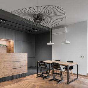 Przytulna kuchnia z jadalnią. Projekt wnętrz: Aleksandra Kurc, Maka.Studio. Zdjęcia: Jakub Nanowski, Perspeltywa
