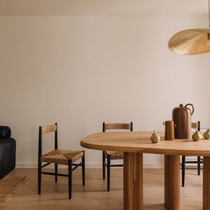 Beżowe ściany i drewniane meble w kuchni z jadalnią. Projekt wnętrza: Dominika Guca-Krawczyk, The Line Studio. Zdjęcia: ONI Studio