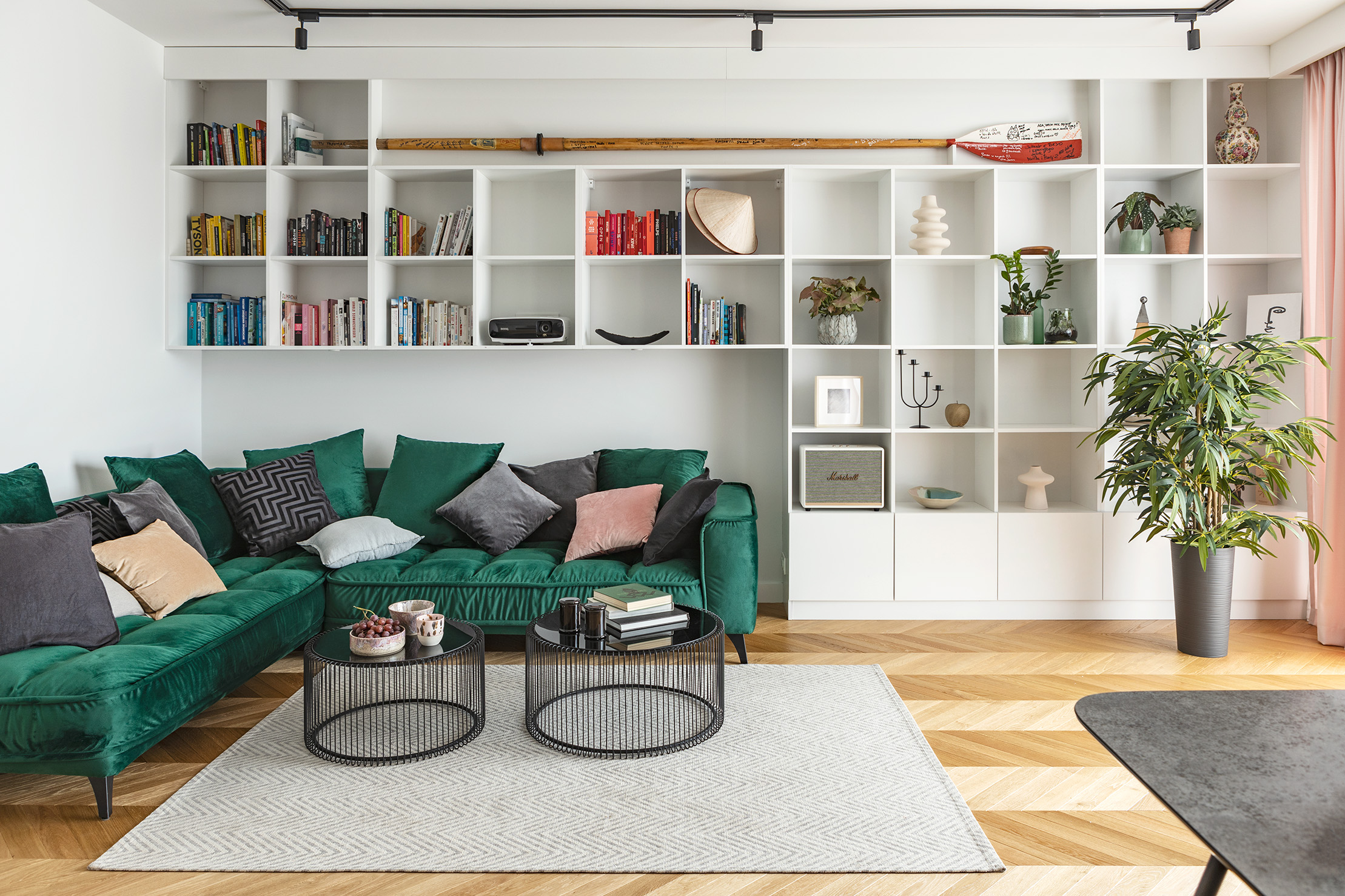Drewniana podłoga w jodełkę i białe ściany w salonie. Projekt wnętrza PRW Design. Fot. Kamila Markiewicz-Lubańska. Stylizacja Maria Bartoszewska