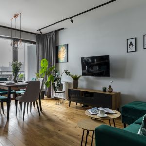 Szare ściany i ciepła drewniana podłoga w salonie. Projekt wnętrza ATUT Architektura Wnętrz. Zdjęcia Paweł Biedrzycki, Kąty Proste