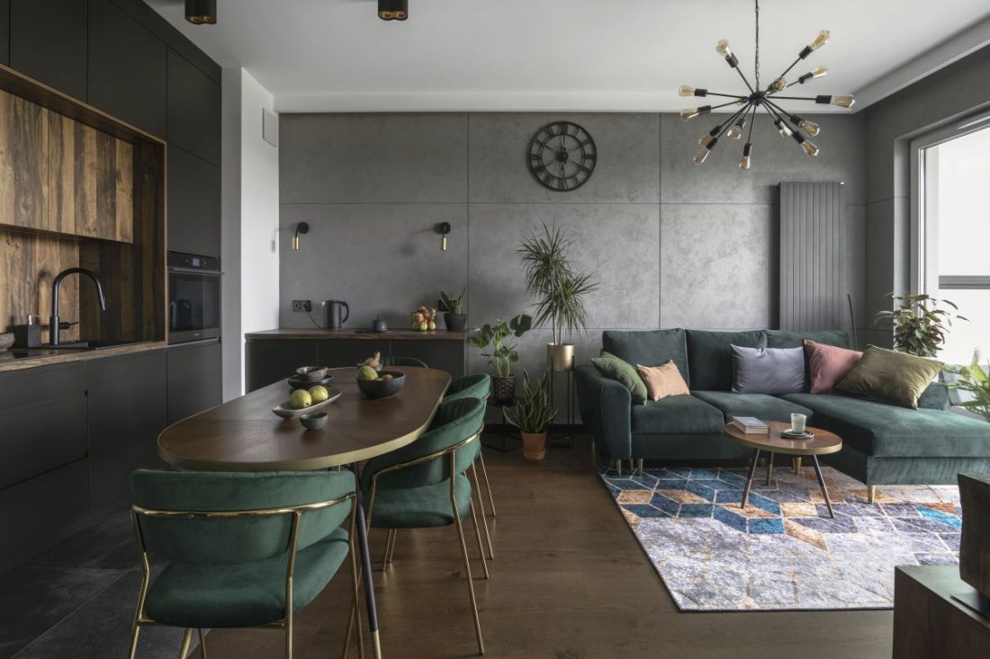 Ciemnobrązowa podłoga i beton na ścianie w salonie. Projekt wnętrza Decoroom. Fot. Fotografka.pl