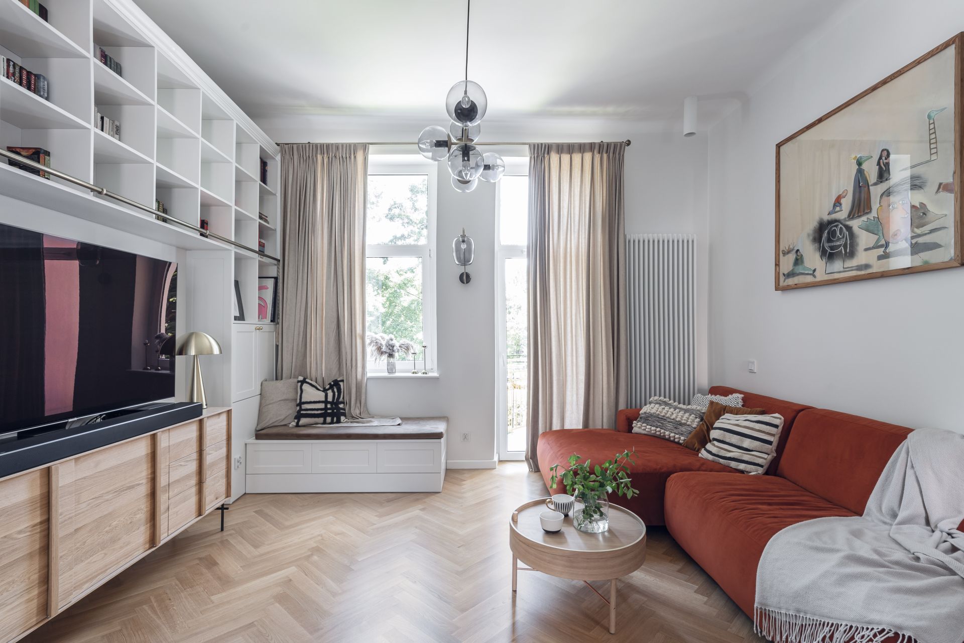 Piękny salon w mieszkaniu w Sopocie. Podłoga w jodełkę i białe ściany w salonie! Projekt Studio Loko. Fot. Jakub Henke @Kunioski