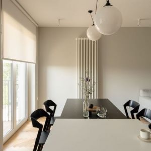 Minimalistyczna kuchnia z jadalnią. Projekt wnętrza: 3XEL Architekci. Zdjęcia: PORA studio