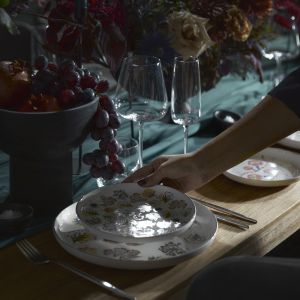 Stół na Boże Narodzenie. Elegancka porcelana z nowej kolekcji Flamboyant od WestwingNow. Fot. Westwingnow.pl