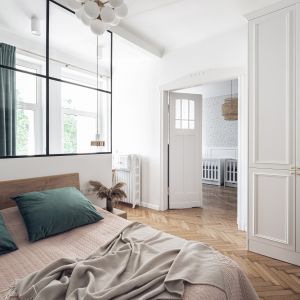 Szkło i tynk strukturalny na ścianie za łóżkiem w sypialni. Projekt wnętrza Studio Loko. Zdjęcia: Jakub Henke @Kunioski