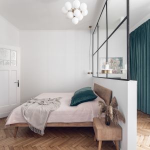 Szkło i tynk strukturalny na ścianie za łóżkiem w sypialni. Projekt wnętrza Studio Loko. Zdjęcia: Jakub Henke @Kunioski
