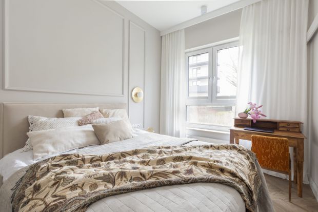 Ściana za łóżkiem to idealnie miejsce na piękną dekorację. Jaki zatem materiał i kolor wybrać? Zobacz pomysły na wykończenie ściany za łóżkiem w sypialni z polskich wnętrz.