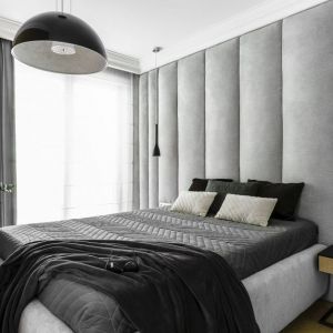 Szare, tapicerowane panele na ścianie za łóżkiem w sypialni. Projekt wnętrza: Anna Maria Sokołowska. Zdjęcia: Fotomohito