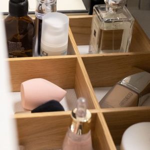W łazience w skrzynkach można przechowywać kosmetyki, akcesoria kosmetyczne, a zwłaszcza takie, które mają tendencję do przewracania się. Fot. Peka