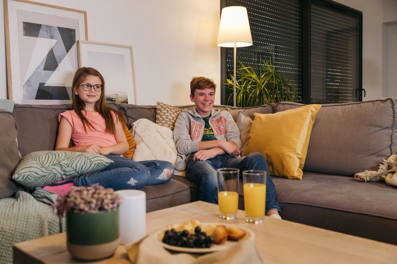 Dobrze jest też zadbać o odpowiednią temperaturę w pomieszczeniu i to już przed przyjściem gości. W tym również mogą pomóc produkty smart home, takie jak termostaty. Fot. mat. prasowe Somfy