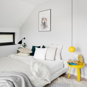 Sypialnia w bieli z żółtymi dodatkami. Projekt wnętrza: The Line Studio. Zdjęcia: ONI Studio