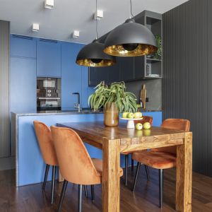 Niebieska otwarta kuchnia w mieszkaniu 47 metrów. Projekt Marta Dąbek, pracownia Interio. Zdjęcia Pion Poziom