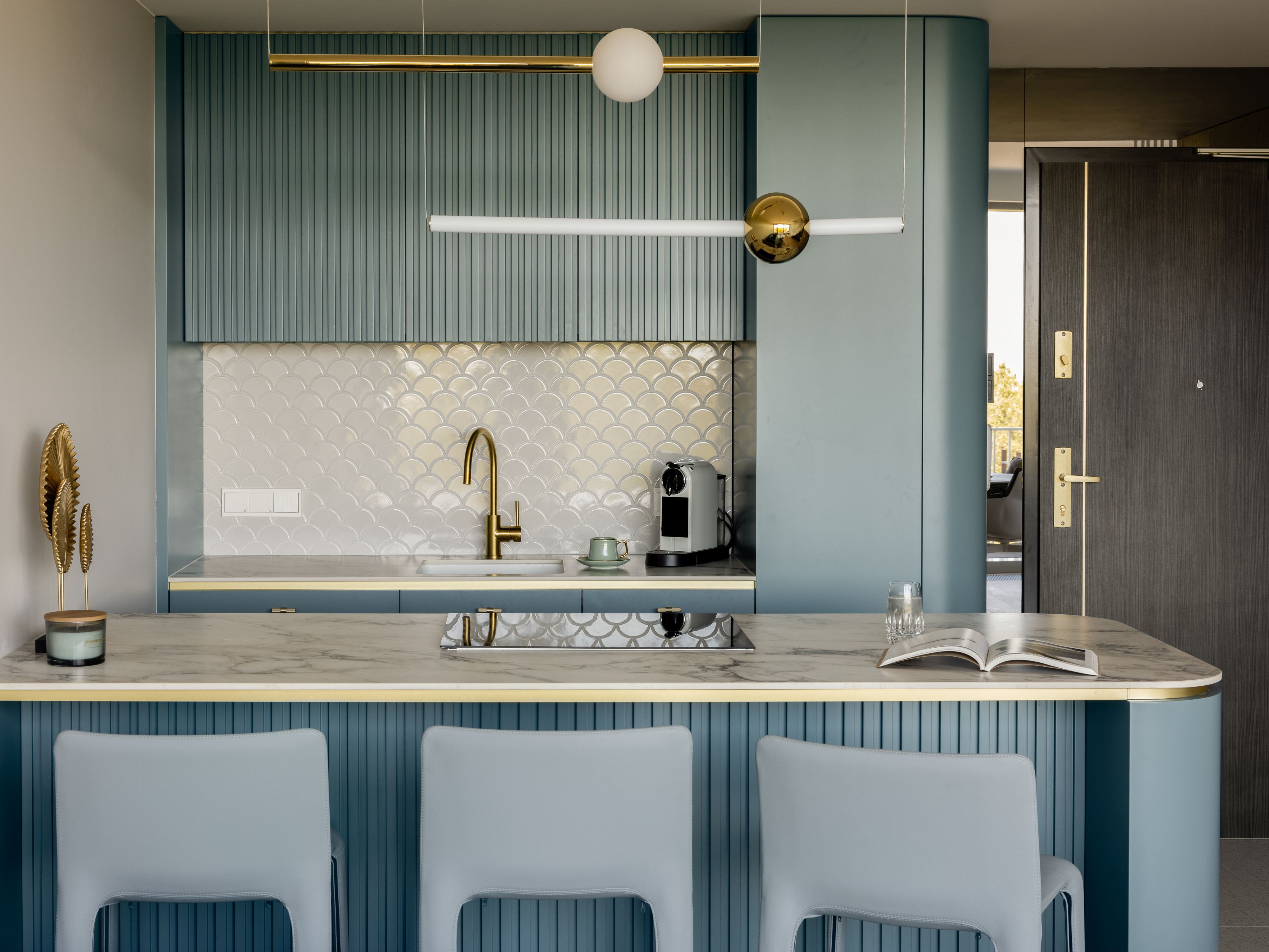 Mała błękitna kuchnia w mieszkaniu 70 metrów. Projekt wnętrza Soul Interiors. Fot. Ayuko Studio