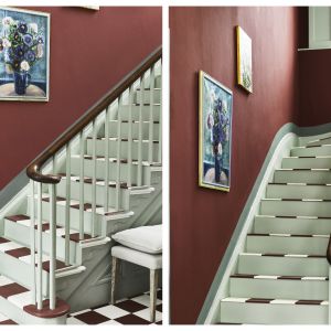 Nietuzinkowy odcień czerwieni i ponadczasowy wzór szachownicy to świetny pomysł na aranżację hol ze schodami.  Fot. Annie Sloan