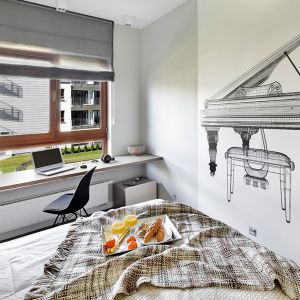Ścianę naprzeciwko łóżka w sypialni zdobi fototapeta z pięknym fortepianem. Projekt wnętrza: Katarzyna Rohde, pracownia HOME & STYLE. Zdjęcia: Bernard Białorucki