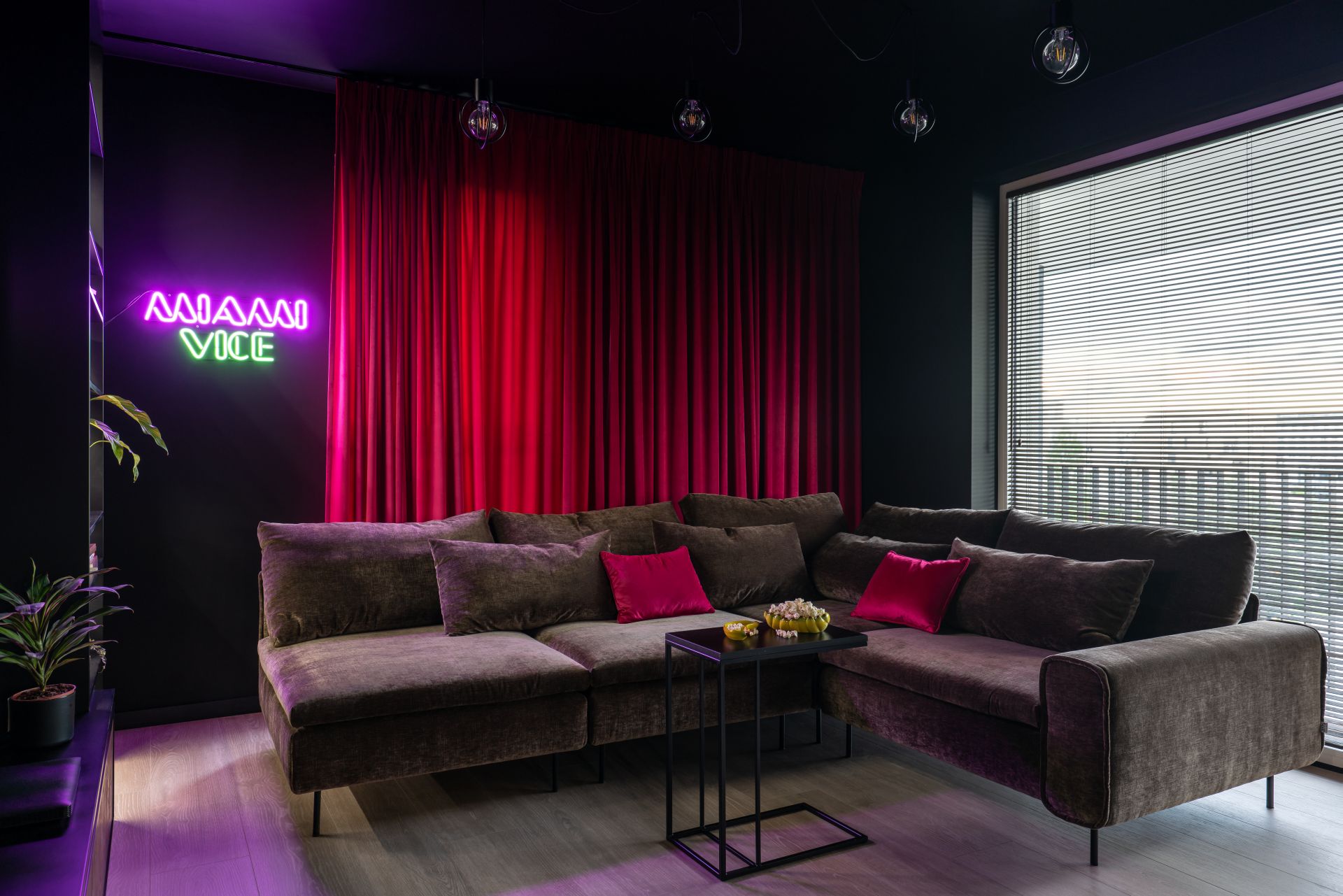 Czarny salon. Projekt i zdjęcia KODO Projekty i Realizacje Wnętrz