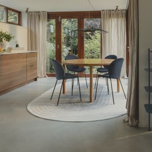 Pomysł na aranżację jadalni. Produkty pochodzą z oferty holenderskiej marki Zuiver. Sprzedaż: Dutchhouse.pl
