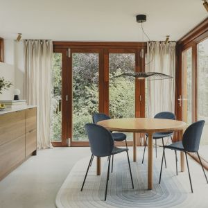 Pomysł na aranżację jadalni. Produkty pochodzą z oferty holenderskiej marki Zuiver. Sprzedaż: Dutchhouse.pl