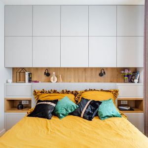 Pomysł na szafę w małej sypialni. Projekt Modify. Fot. Michał Młynarczyk