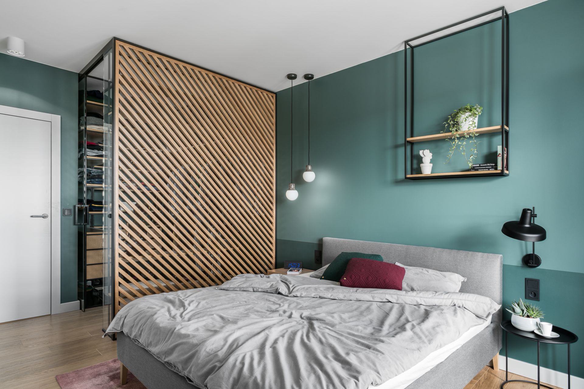 Pomysł na szafę w małej sypialni. Projekt Marta i Michał Raca, pracownia Raca Architekci. Zdjęcia Fotomohito