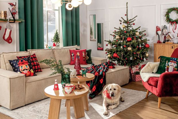 Jak udekorować salon na Święta? Jakie dekoracje wybrać do salonu? Co sprawdzi się w sypialni? W tym roku postaw na urok tradycji. Zobacz piękne pomysły na świąteczne dekoracje w kolorze czerwony i zielonym.<br /><br /><br />