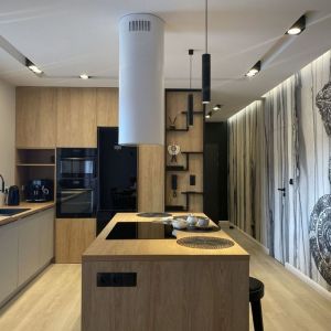Biel i drewno w kuchni z salonem. Projekt wnętrza: Studio Projektowe Łowicz. Zdjęcia: Gala Collezione
