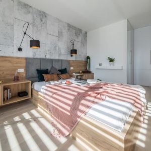 Szara sypialnia w nowoczesnym stylu. Projekt wnętrza i zdjęcia: KODO Projekty i Realizacje Wnętrz