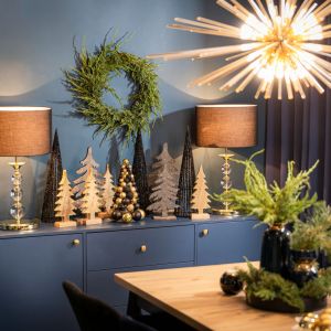 Trendy świąteczne 2023. Blue Christmas - pomysł na dekoracje salonu na święta w kolorach niebieskim i złotym. Fot. mat. prasowe Salony Agata