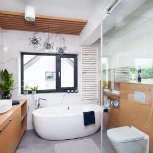 Nowoczesna łazienka z białymi płytkami i drewnem. Projekt wnętrza: Decoroom. Zdjęcia: Marek Koptyński
