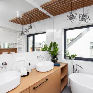 Nowoczesna łazienka z białymi płytkami i drewnem. Projekt wnętrza: Decoroom. Zdjęcia: Marek Koptyński