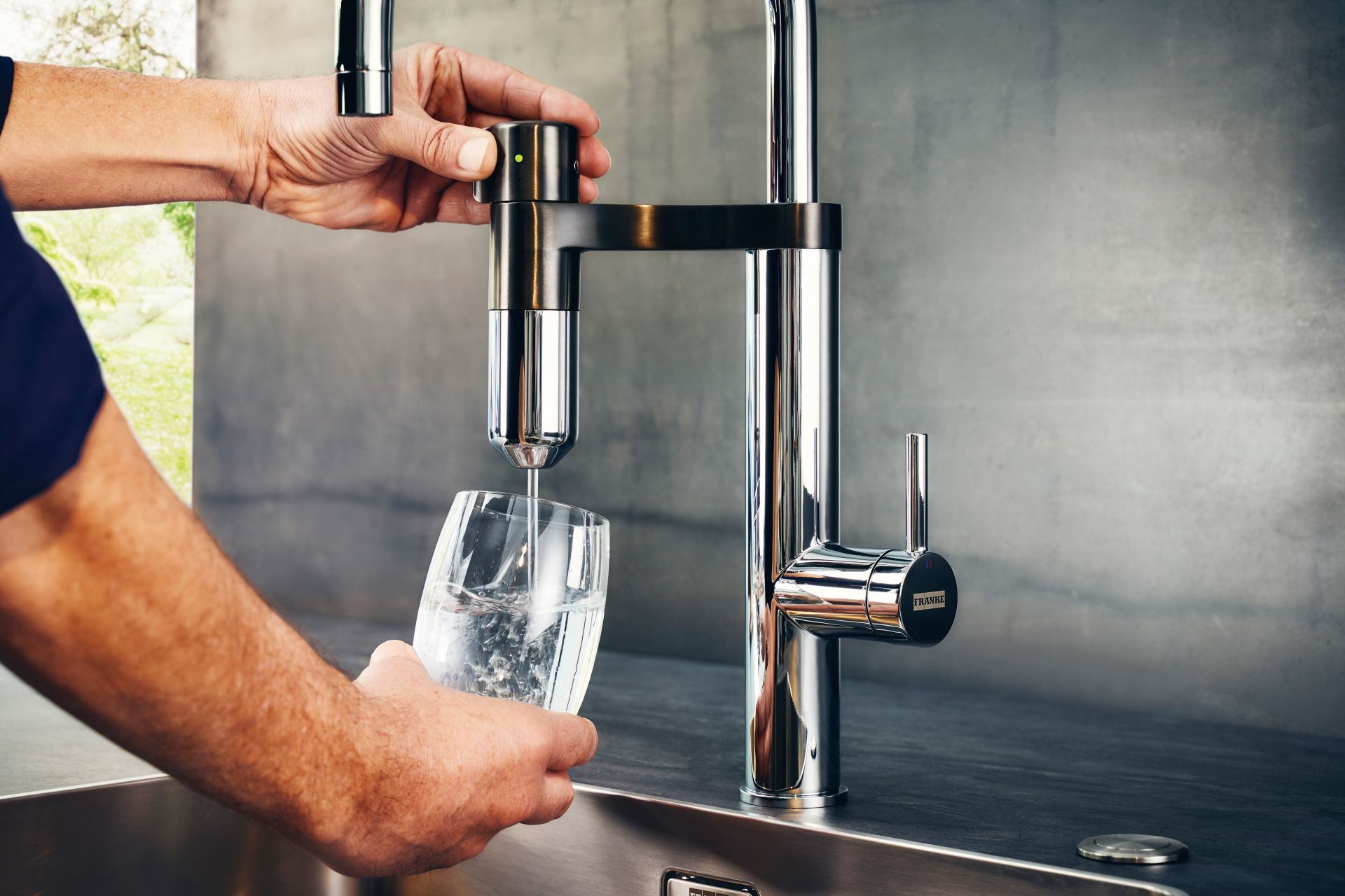 Kuchenna bateria filtrująca wodę Franke Vital - zapewnia stały dostęp do czystej wody i pozwala zrezygnować z butelkowanej wody. Fot. mat. prasowe Franke