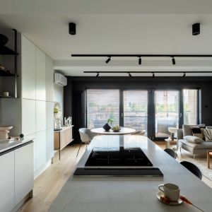 Widok z kuchni na jadalnię i salon. Projekt wnętrza: Hanna Pietras Architects. Zdjęcia i stylizacja: Folow the flow