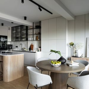 Salon połączony jest z kuchnią i jadalnią. Projekt wnętrza: Hanna Pietras Architects. Zdjęcia i stylizacja: Folow the flow