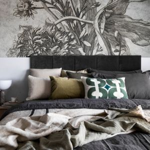 Ścianę za łóżkiem w sypialni zdobi tapeta. Projekt wnętrza: Hanna Pietras Architects. Zdjęcia i stylizacja: Folow the flow