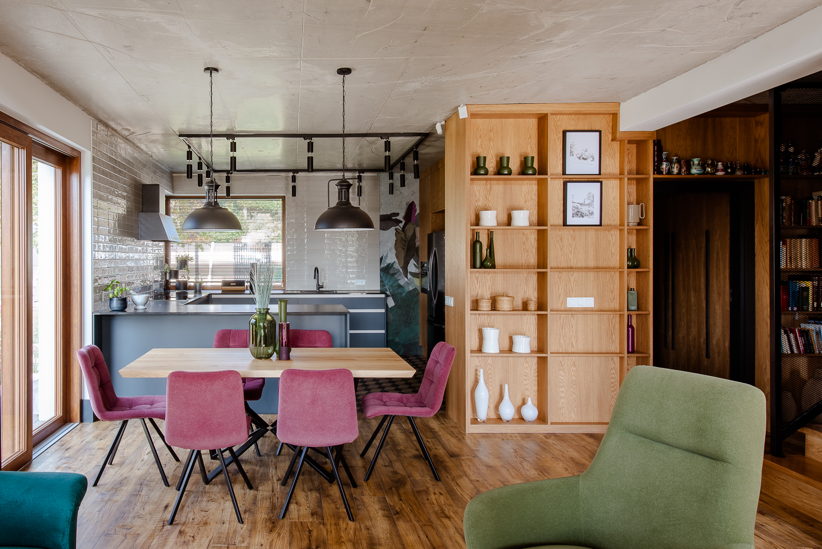  Niebieskoszara kuchnia i kolorowa jadalnia z drewnianym stołem na 6 osób. Projekt wnętrza Joanna Ochota, Archimental. Fot. Joanna Jawor