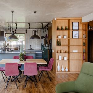  Niebieskoszara kuchnia i kolorowa jadalnia z drewnianym stołem na 6 osób. Projekt wnętrza Joanna Ochota, Archimental. Fot. Joanna Jawor
