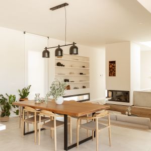 Przytulna, rodzinna kuchnia i jadalnia urządzona w naturalnych kolorach i z naturalnych materiałów. Fot. mat. prasowe Kave Home