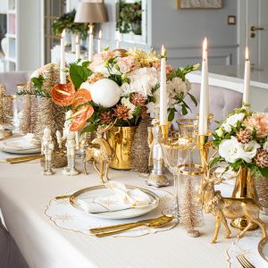 Piękna aranżacja świątecznego stołu w bieli i złocie. Fot. Roseberry Home