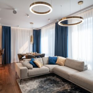 Niebieskie zasłony i poduszki w nowoczesnym salonie. Projekt wnętrza i zdjęcie: KODO Projekty i Realizacje Wnętrz